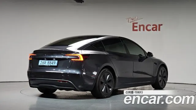 Tesla Model 3 — Фото автомобиля 2