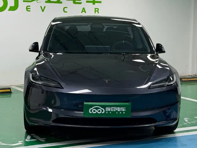 Tesla Model 3 — Фото автомобиля 2