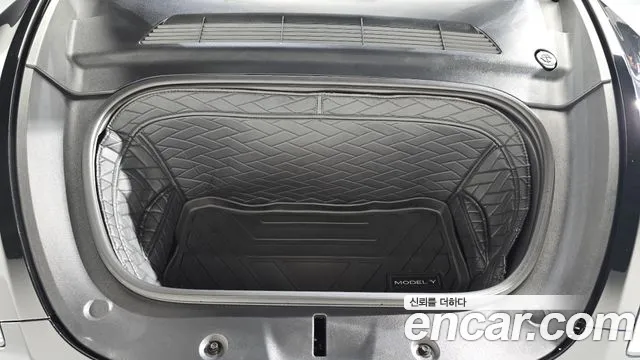 Tesla Model Y — Фото автомобиля 6