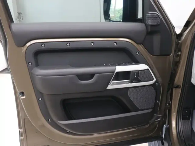 Land Rover Defender — Фото автомобиля 17