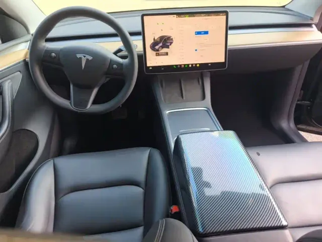 Tesla Model Y — Фото автомобиля 9