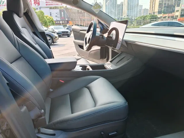 Tesla Model 3 — Фото автомобиля 15