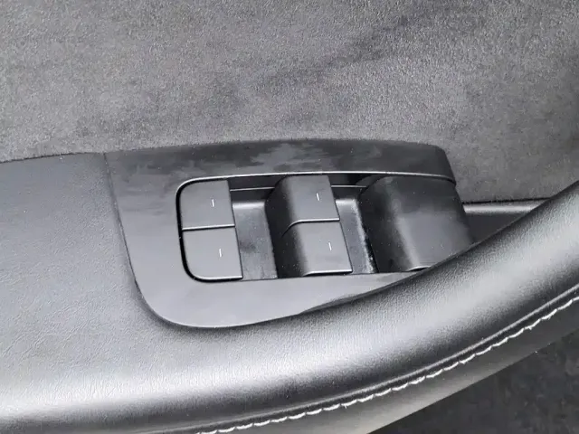 Tesla Model Y — Фото автомобиля 9