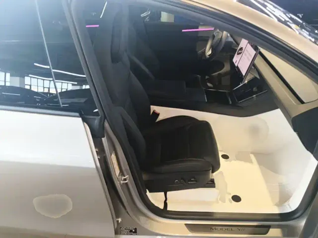 Tesla Model Y L — Фото автомобиля 24