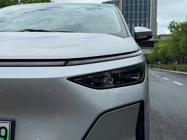 Xpeng X9 — Фото автомобиля 21