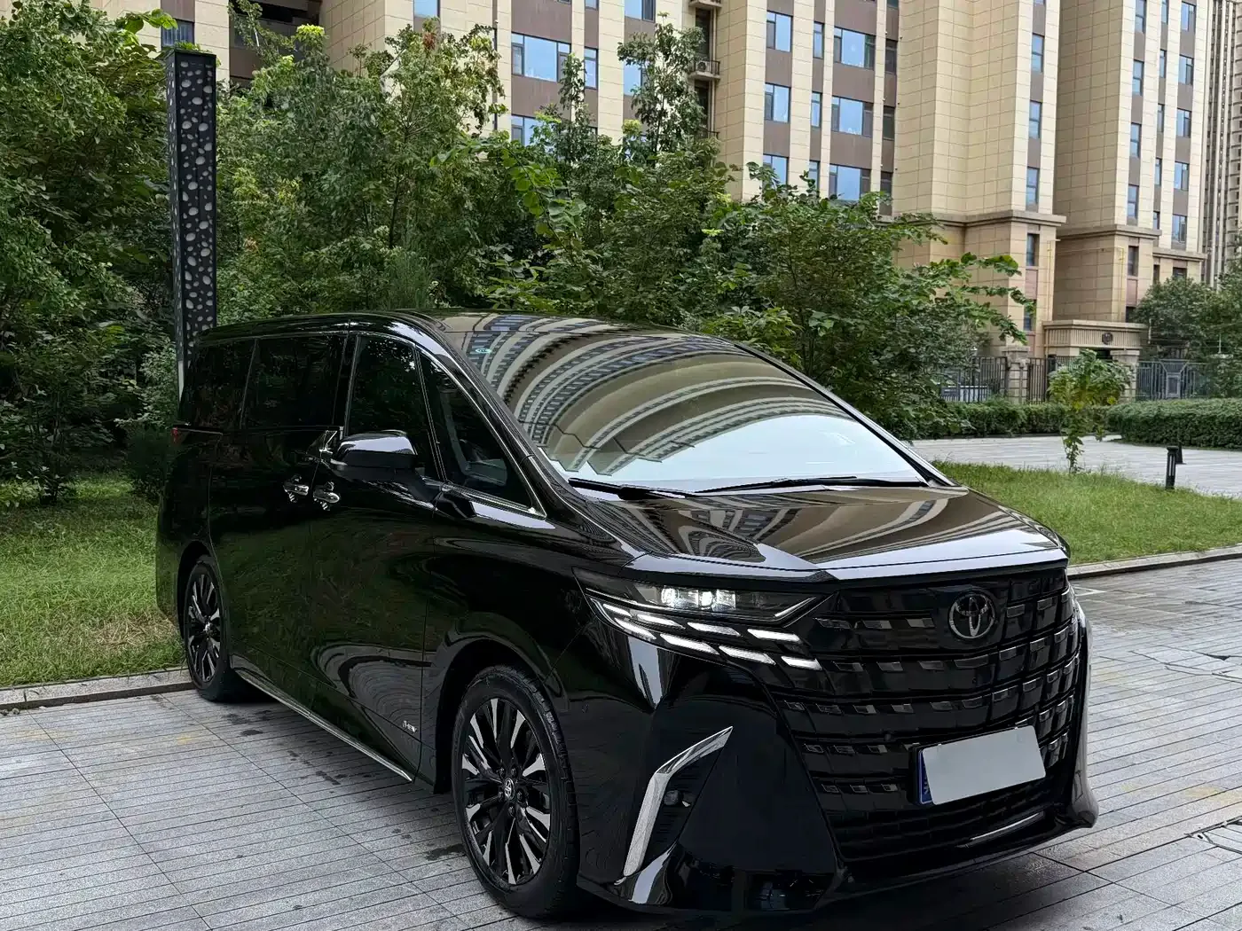 Toyota Alphard 2024 Hybrid 2.5L Ultimate Enjoyment Edition — Фото автомобиля 4