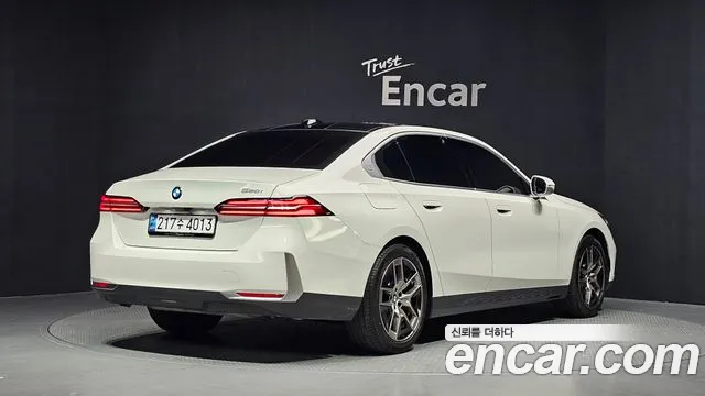 BMW 5 Series G60 — Фото автомобиля 2