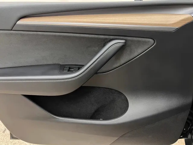 Tesla Model Y — Фото автомобиля 29