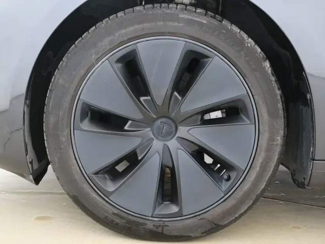 Tesla Model 3 — Фото автомобиля 5