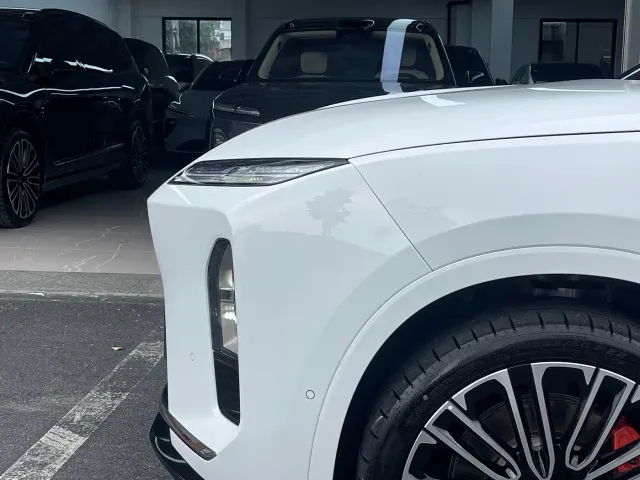 Nio ES8 — Фото автомобиля 12