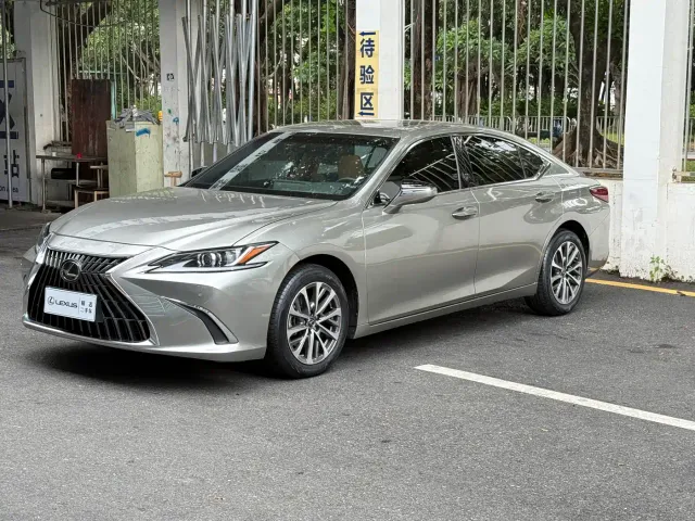 Lexus ES — Фото автомобиля 3