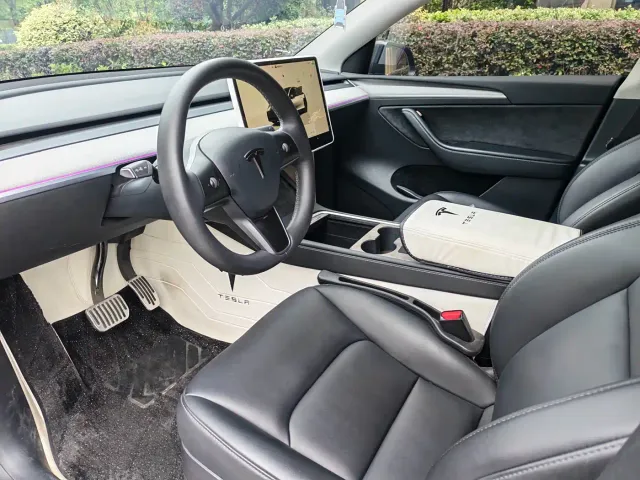 Tesla Model Y — Фото автомобиля 13