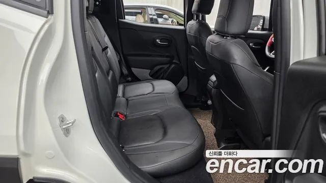 Jeep Renegade — Фото автомобиля 11