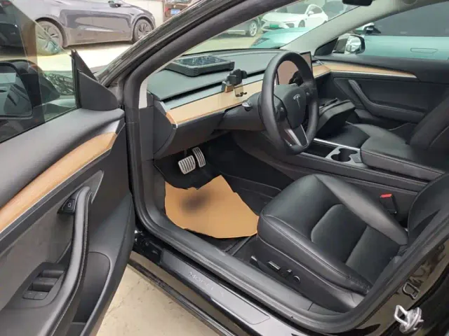 Tesla Model 3 — Фото автомобиля 15