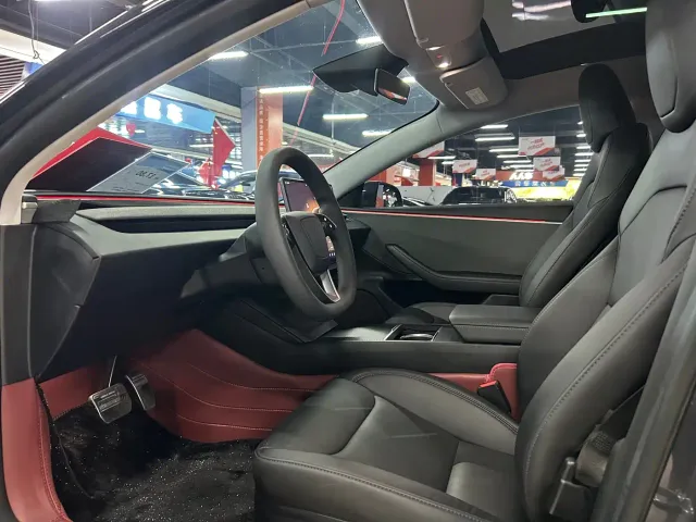 Tesla Model 3 — Фото автомобиля 4