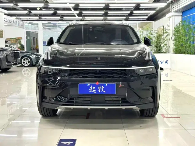 Lynk & Co 01 — Фото автомобиля 2