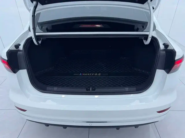 Geely Emgrand — Фото автомобиля 16