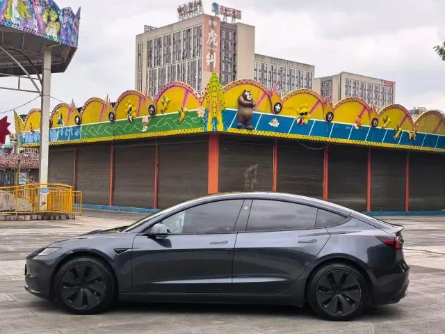 Tesla Model 3 — Фото автомобиля 7