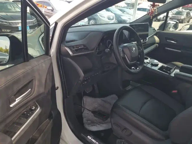 Toyota Sienna — Фото автомобиля 15