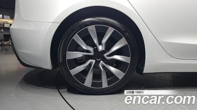 Tesla Model 3 — Фото автомобиля 5