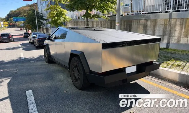 Tesla Cybertruck — Фото автомобиля 2