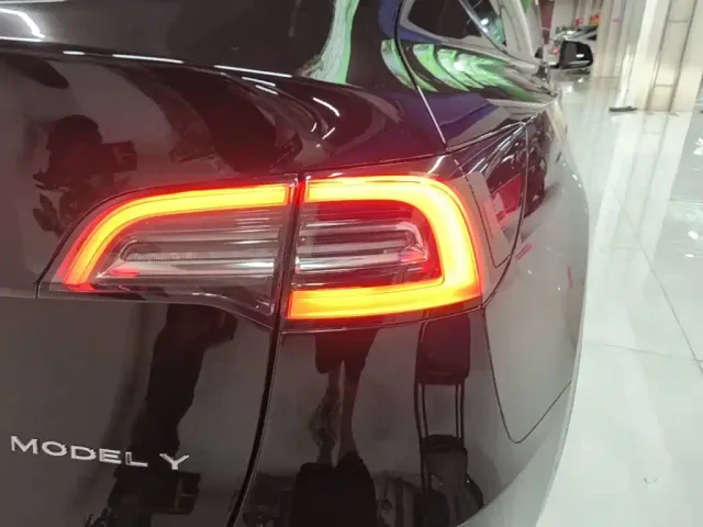 Tesla Model Y — Фото автомобиля 7
