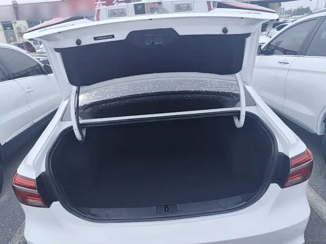 Roewe i6 — Фото автомобиля 18