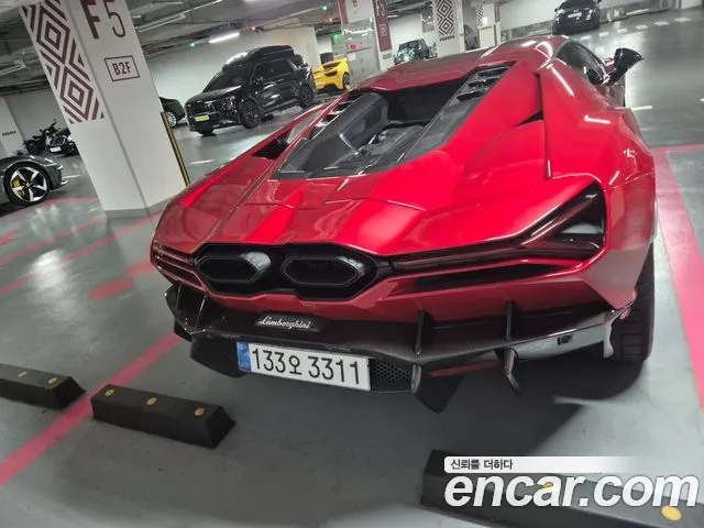 Lamborghini Revuelto — Фото автомобиля 5