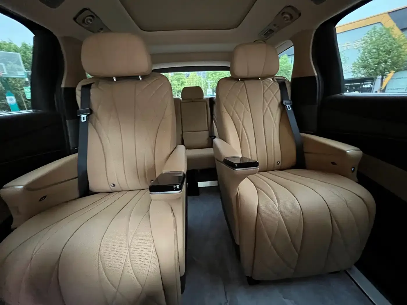 Denza Denza D9 2025 DM-i Smart Drive Edition 1020 AWD Premium — Фото автомобиля 22