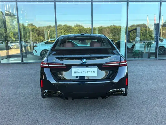 BMW i5 — Фото автомобиля 4