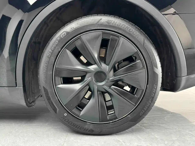 Tesla Model Y — Фото автомобиля 13