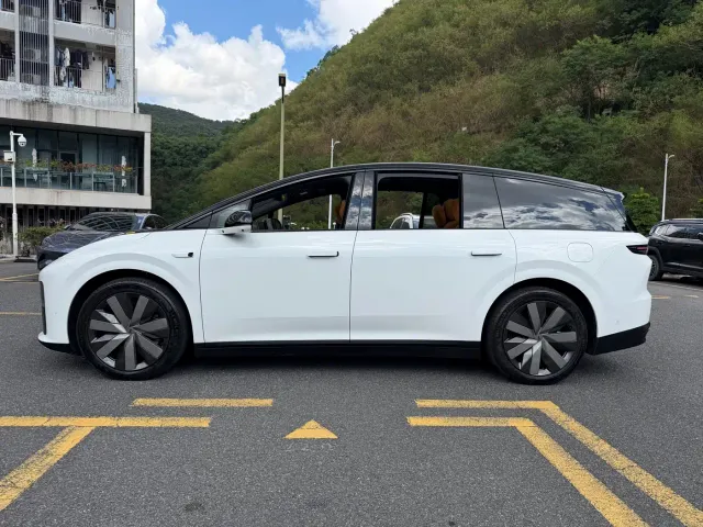 Li Auto i8 — Фото автомобиля 4