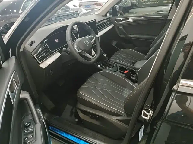 Volkswagen Tiguan L — Фото автомобиля 14