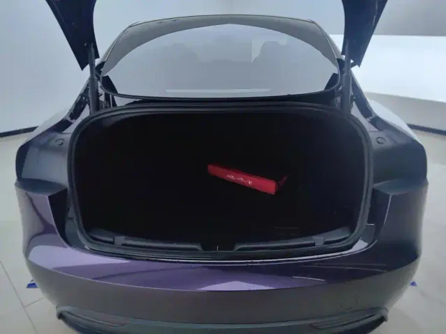 Tesla Model 3 — Фото автомобиля 4