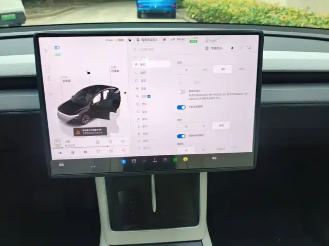 Tesla Model Y L — Фото автомобиля 12