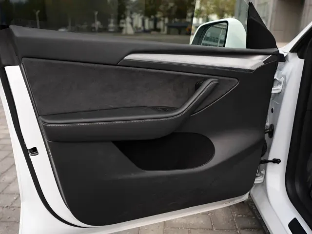 Tesla Model Y — Фото автомобиля 13