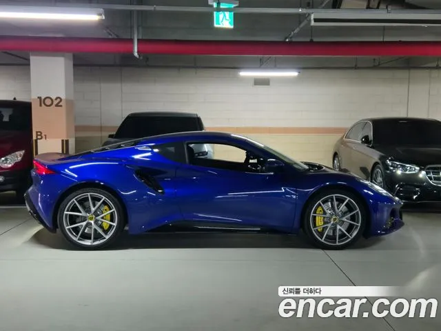 Lotus Emira — Фото автомобиля 3