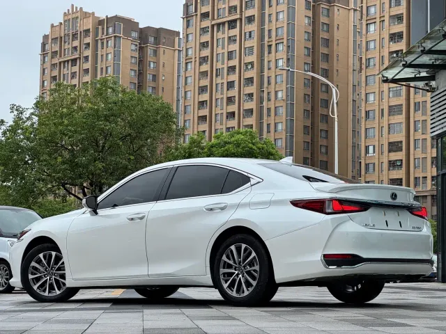 Lexus ES — Фото автомобиля 5