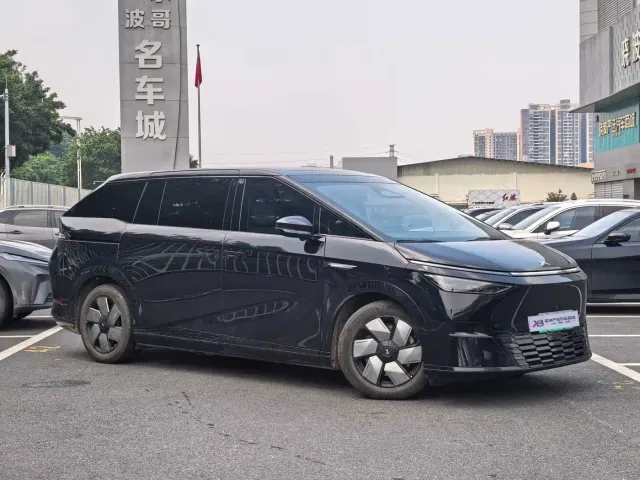 Xpeng X9 — Фото автомобиля 5