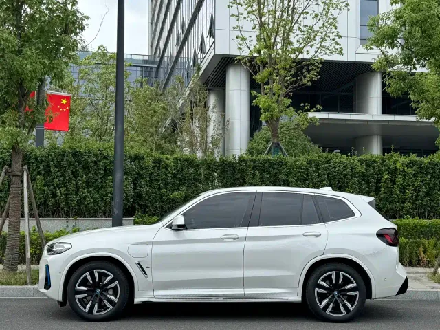 BMW iX3 — Фото автомобиля 3