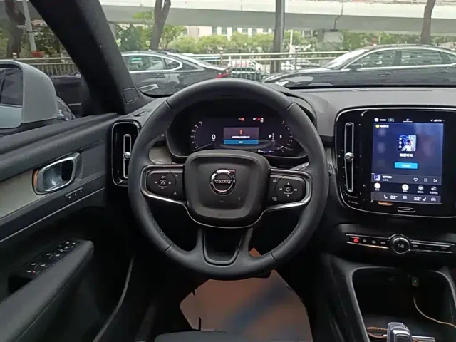 Volvo XC40 — Фото автомобиля 10