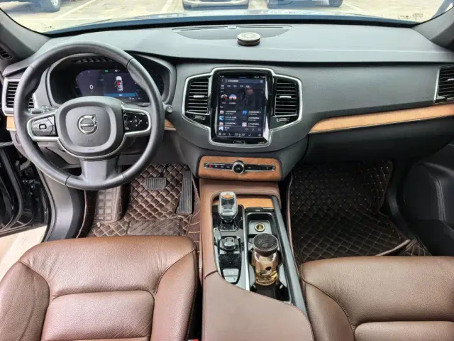 Volvo XC90 — Фото автомобиля 11
