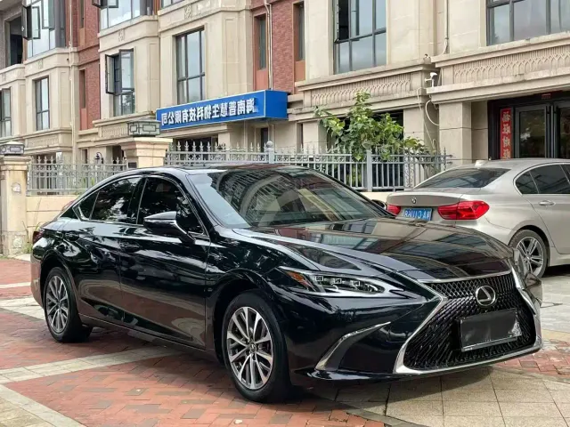 Lexus ES — Фото автомобиля 3
