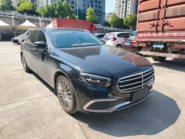Mercedes-Benz E-Class — Фото автомобиля 3