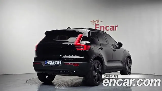 Вольво XC40 B4 Black Edition — Фото автомобиля 2