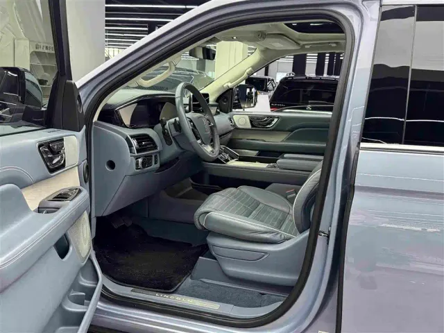 Lincoln Navigator — Фото автомобиля 5