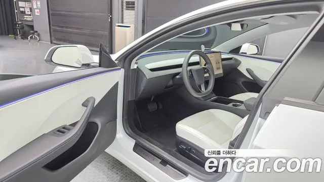 Tesla Model 3 — Фото автомобиля 10
