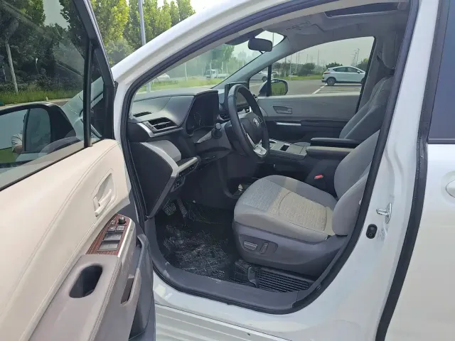Toyota Sienna — Фото автомобиля 4