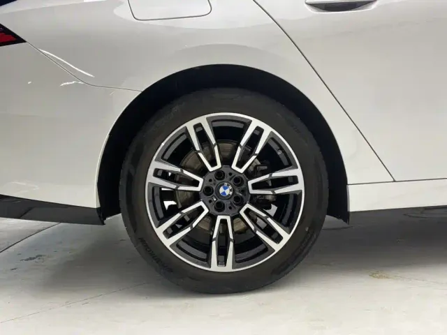 BMW 5 Series — Фото автомобиля 11