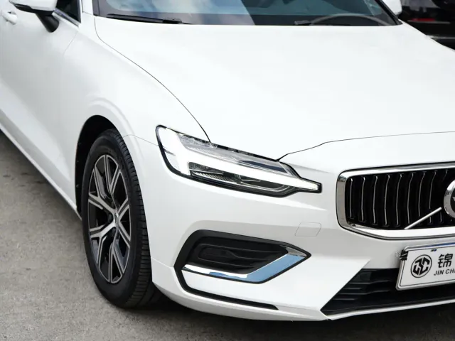 Volvo S60 — Фото автомобиля 10